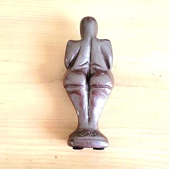 Venus of Dolni Vestonice Statuette Signed - Picture 5 of 7